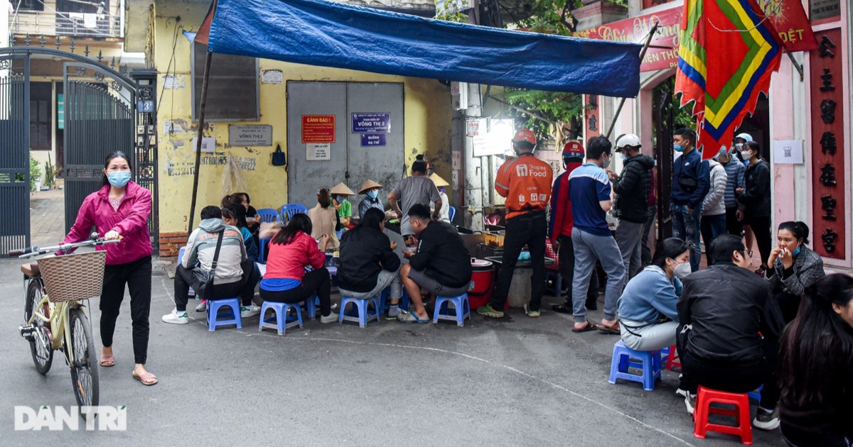 Thực khách xếp hàng san sát chờ mua bánh rán 30 năm tuổi ở Hà Nội