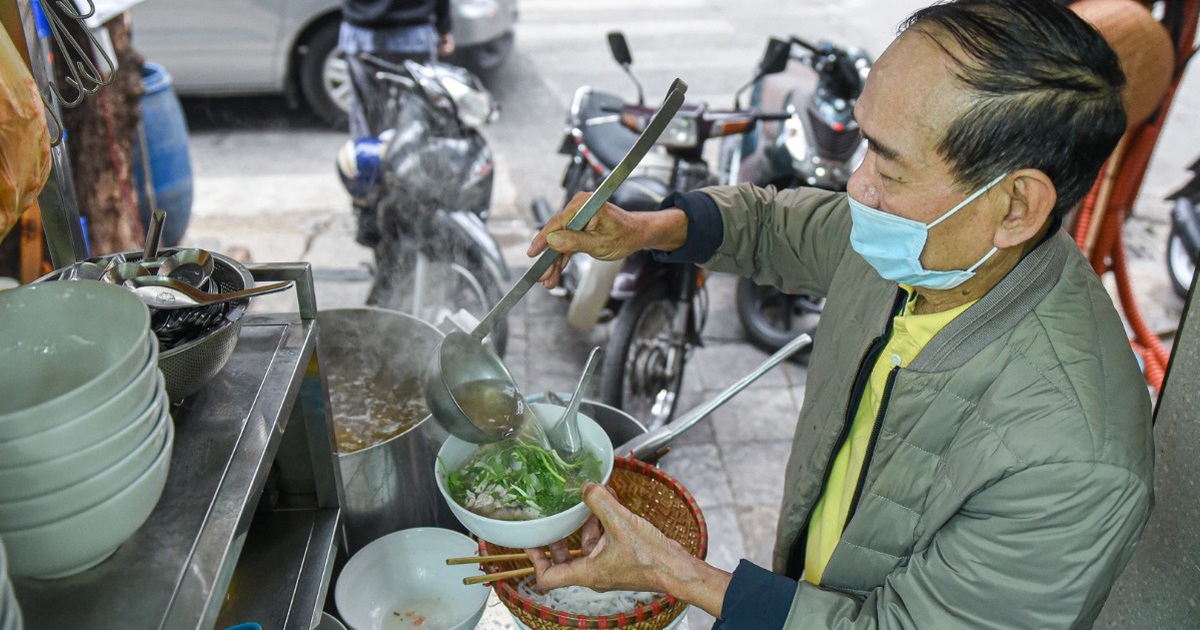 Quán phở lạ đời ở Hà Nội: 40 năm tuyệt đối không dùng chanh, quất