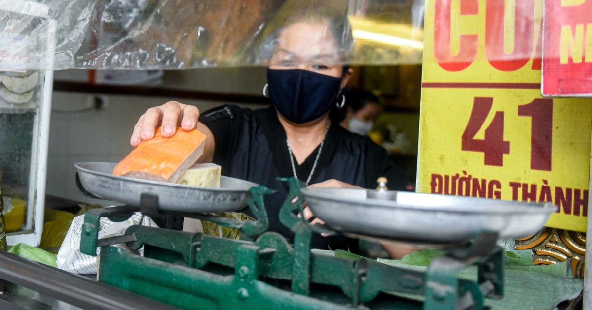 Hàng giò chả đông nhất Hà Nội 70 năm dùng chiếc cân đĩa... 'rách' trăm tuổi