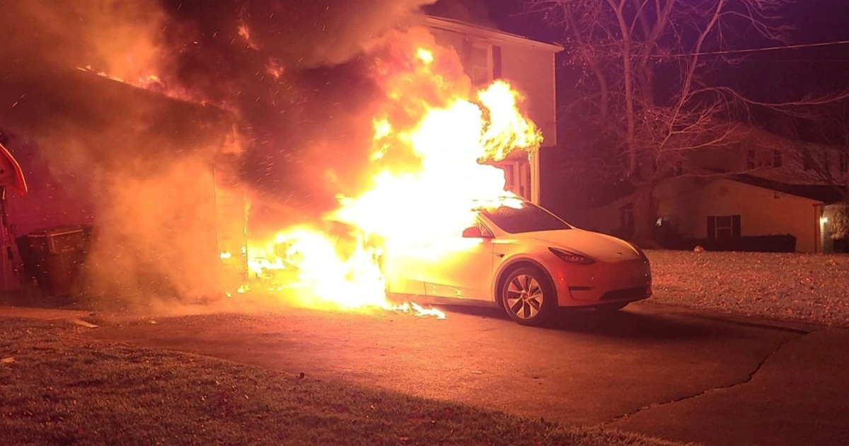 Xe Tesla bất ngờ bốc cháy khi đang đậu, thiêu rụi căn nhà