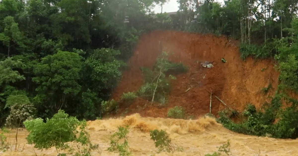 Sạt lở hàng trăm tấn đất đá, người dân hốt hoảng bỏ nhà chạy thoát thân