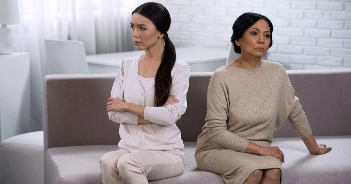 Mẹ và con gái căng thẳng vì cô giúp việc