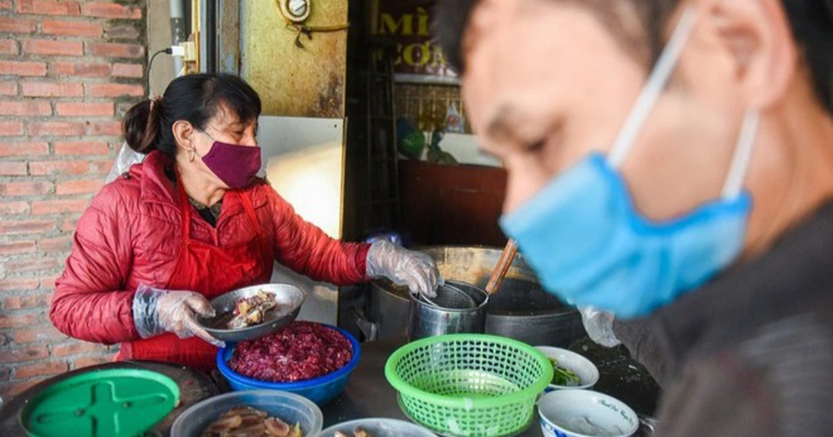 Quán 'phở gánh': Bánh phở 'khổng lồ', cân từng hoa thịt bò, ngày hết 300 tô