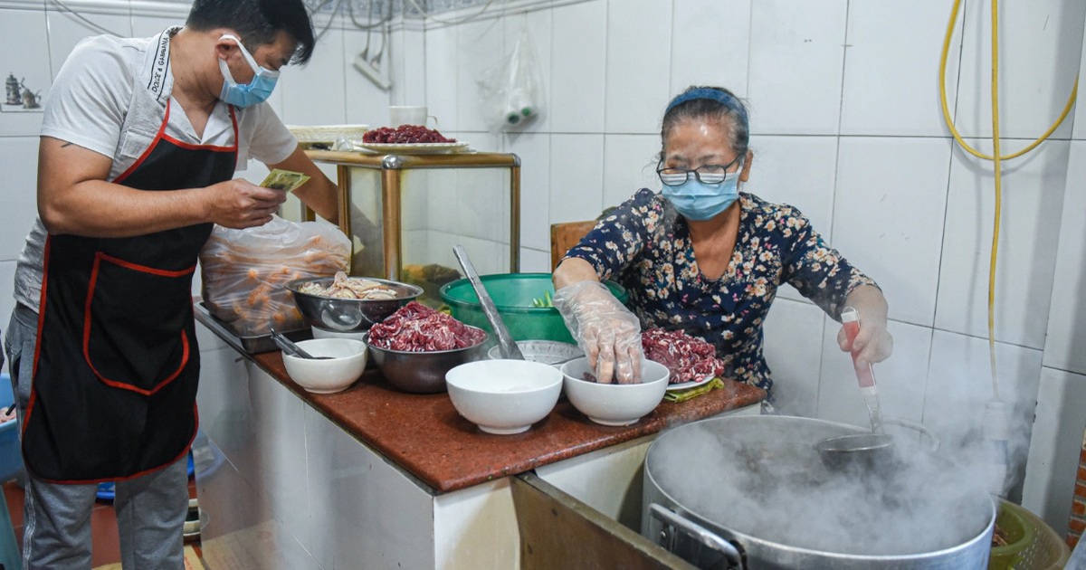 Quán phở mặn nhất Hà Nội, giá 'chát' 80.000 đồng/bát vẫn nườm nượp khách