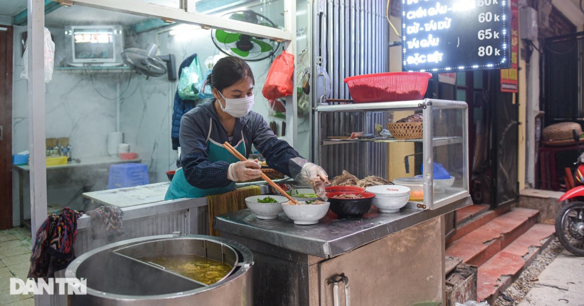 Lạ lùng quán phở 'Sướng', 30 năm bán 'đắt xắt ra miếng' ở Hà Nội