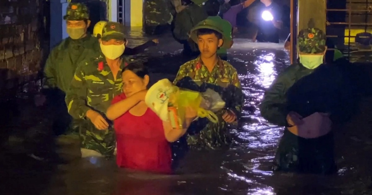 Triều cường lớn bất thường sau bão số 9 khiến cả khu phố 'tháo chạy'