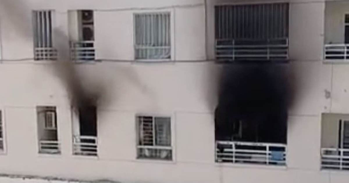 Cứu 6 người kẹt trong đám cháy tại chung cư ở TP.HCM
