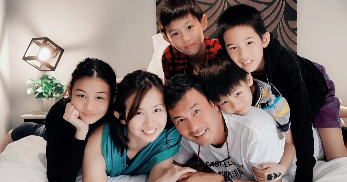 Người nổi tiếng Singapore chia sẻ cách giáo dục con về 'vùng cấm'