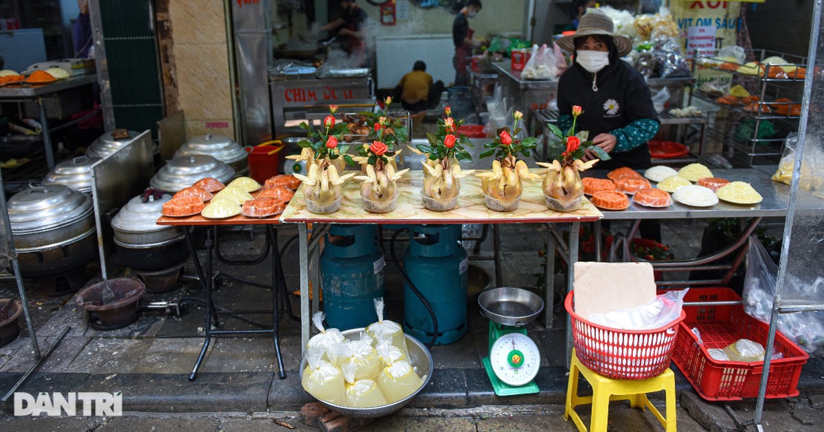 Tiểu thương chợ 'nhà giàu' Hà Nội kêu ế 'không bán được hàng thì mất Tết'