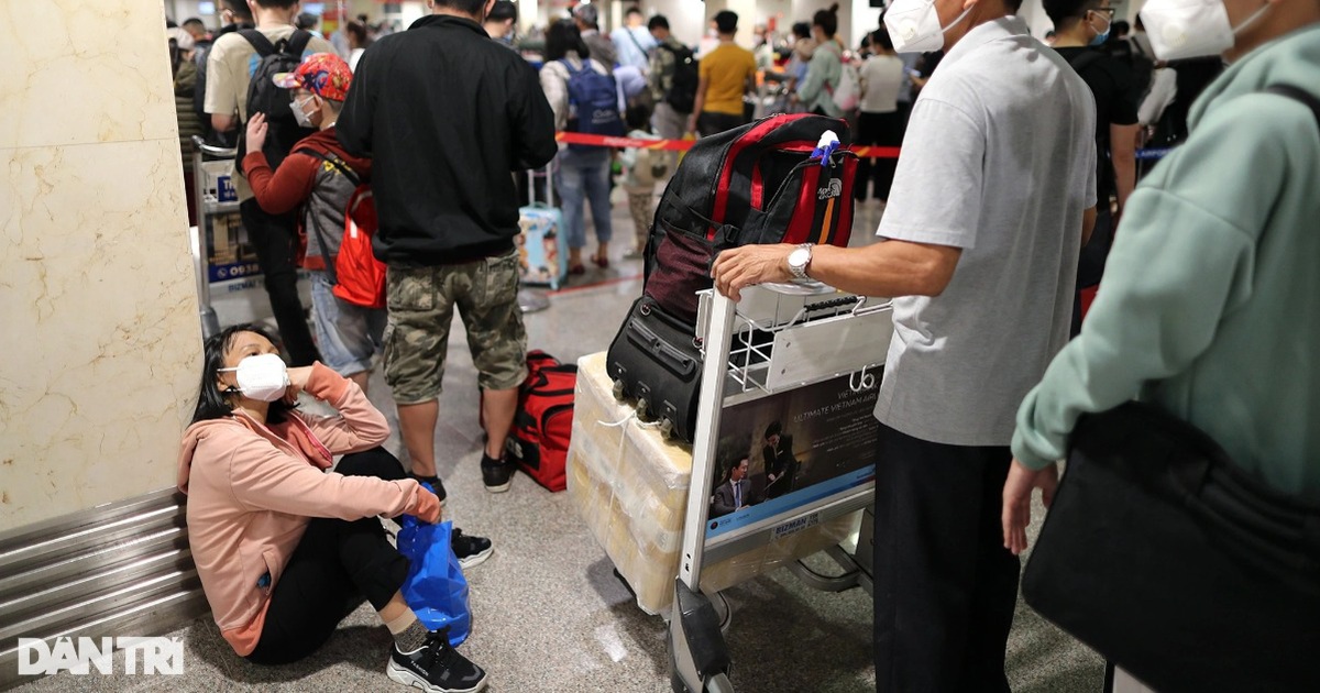 Sân bay Tân Sơn Nhất chật kín người, hành khách vật vờ chờ chuyến bay