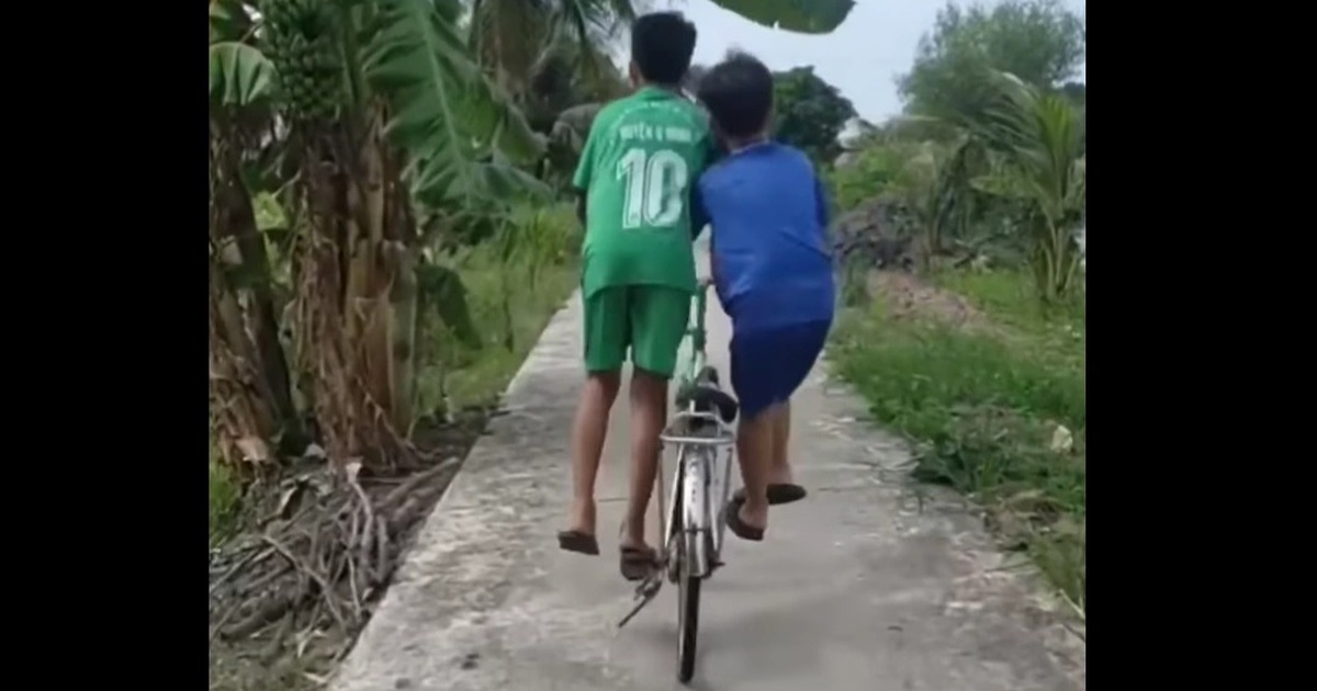 Chưa tỉnh ngủ đã phải đạp xe ra ngoài cậu bé lao thẳng xuống ruộng khiến  ai cũng cười ha ha nhớ lại tuổi thơ dữ dội  Netizen  Việt Giải