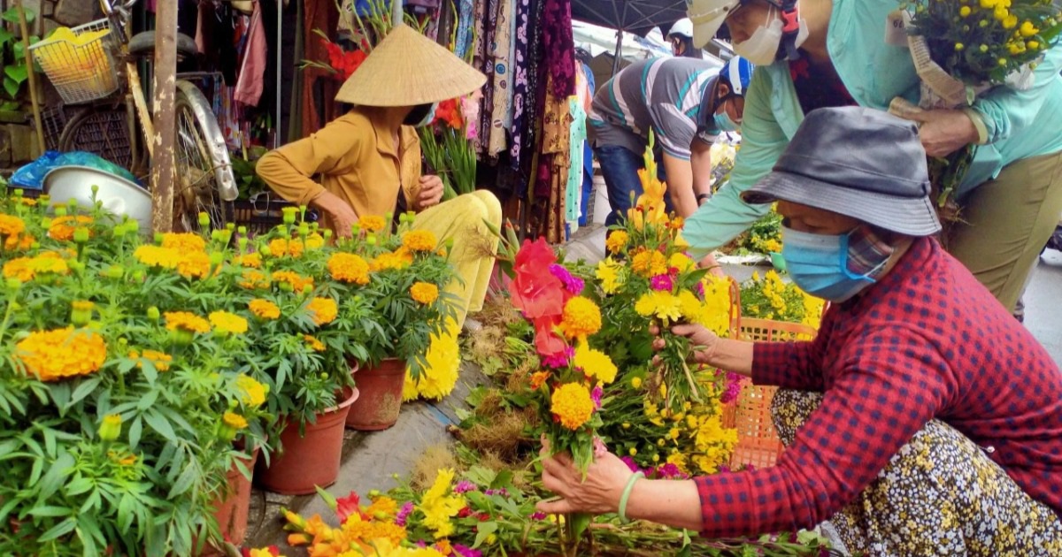 Giá hoa Tết leo thang chóng mặt, có loại đắt gấp 3