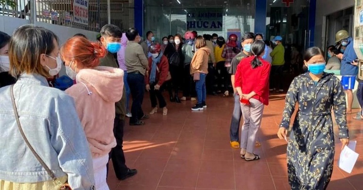 Cán bộ, công chức đổ xô đi xét nghiệm, test nhanh