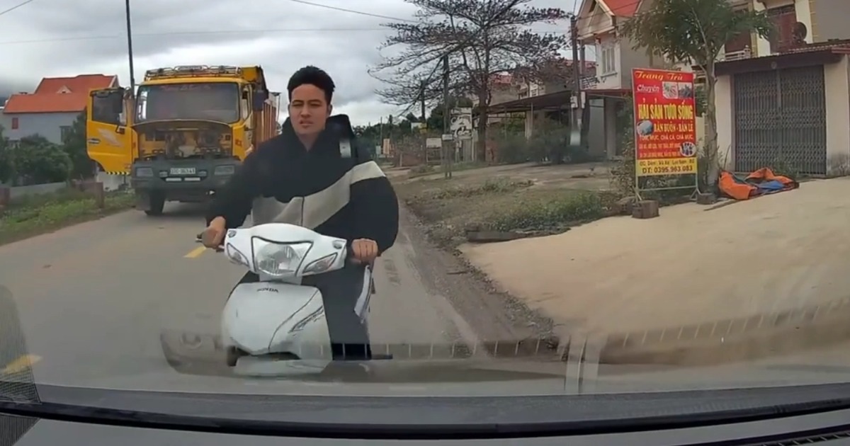 Thanh niên đầu trần lao thẳng xe máy vào đầu ô tô