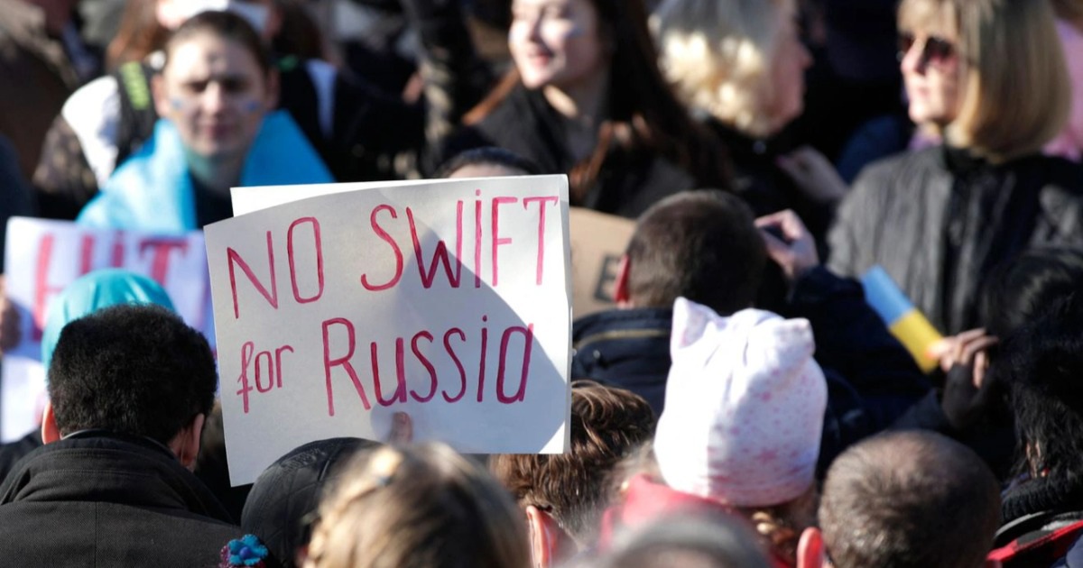SWIFT là gì và tầm ảnh hưởng thế nào mà khiến Nga lo lắng?