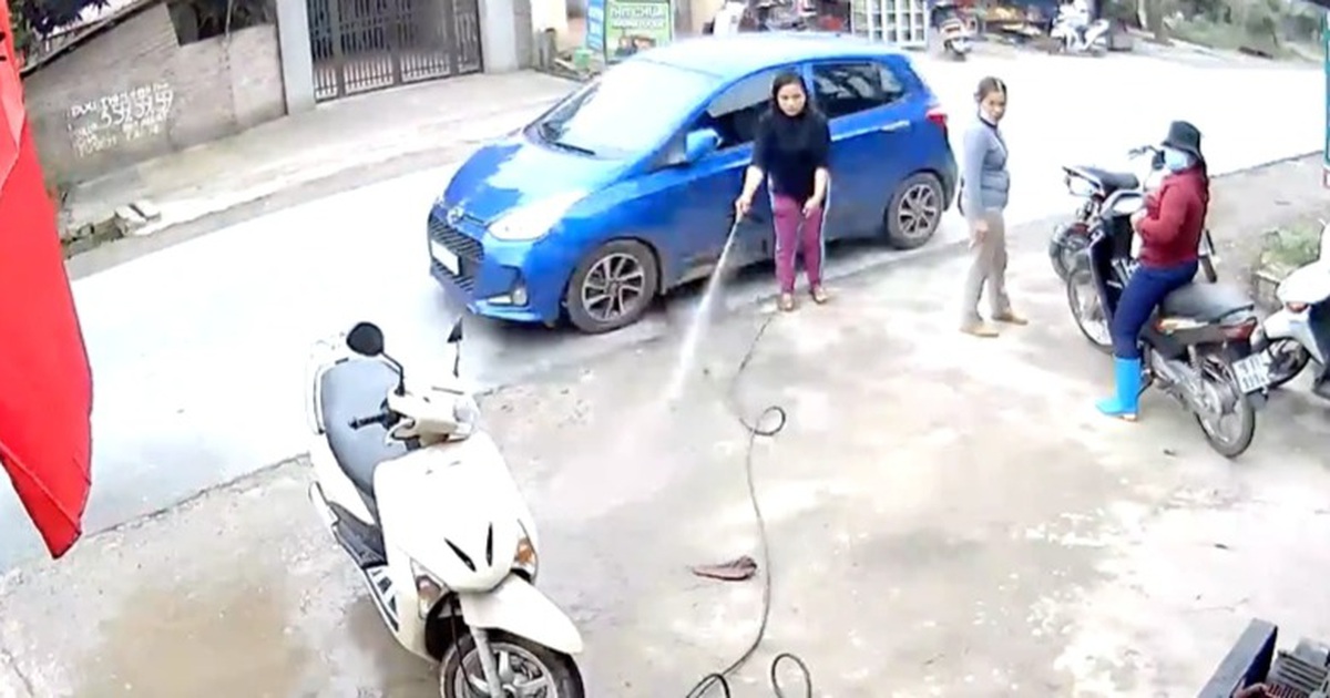 Rửa xe sát đường, người phụ nữ 