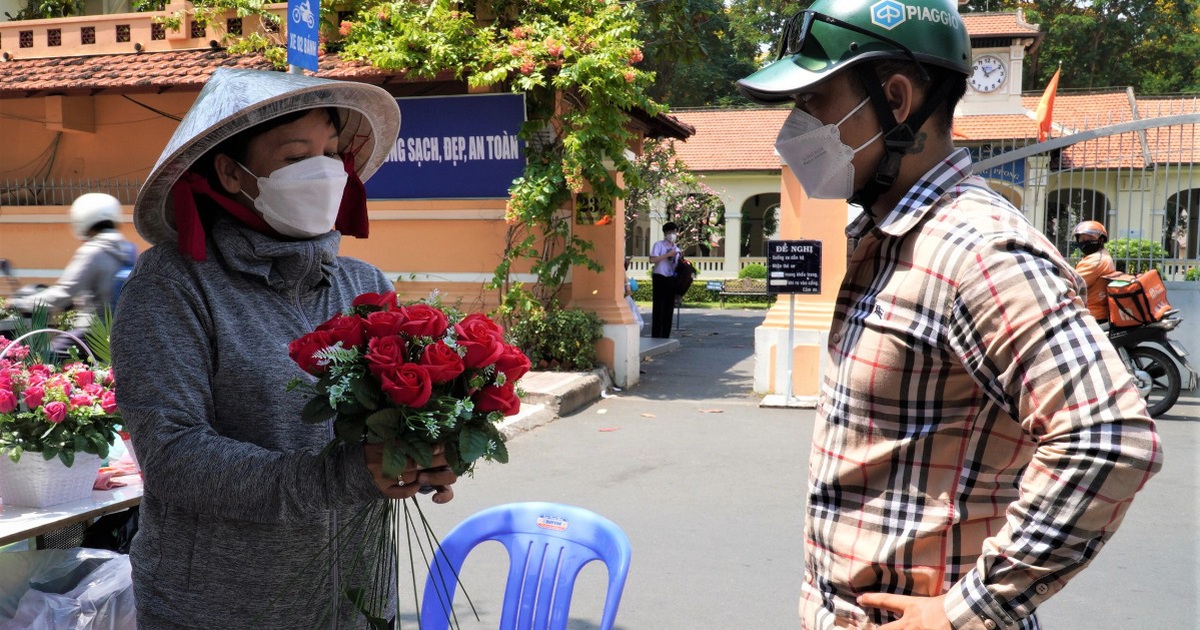 Hoa tiền, hoa kim cương... mòn mỏi đợi khách trên