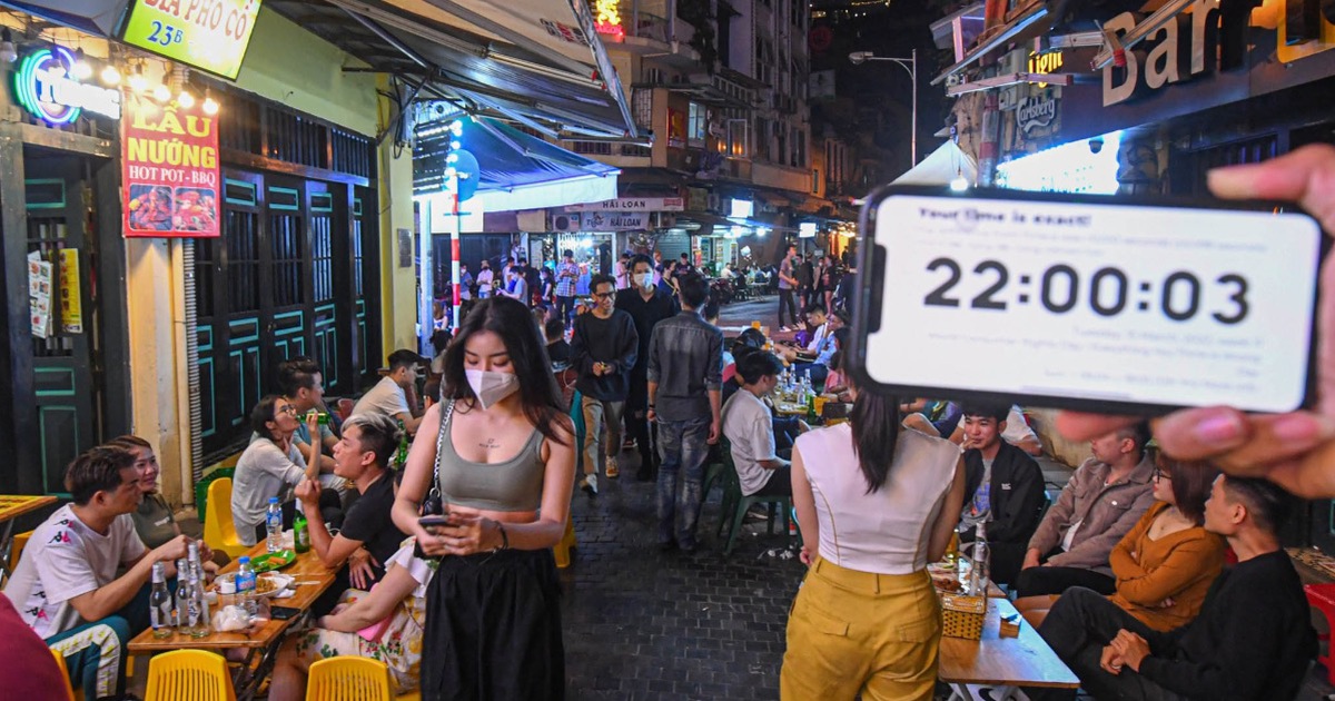 Hà Nội: Phố bia Tạ Hiện đông kín khách, các hàng quán nhộn nhịp sau 21h