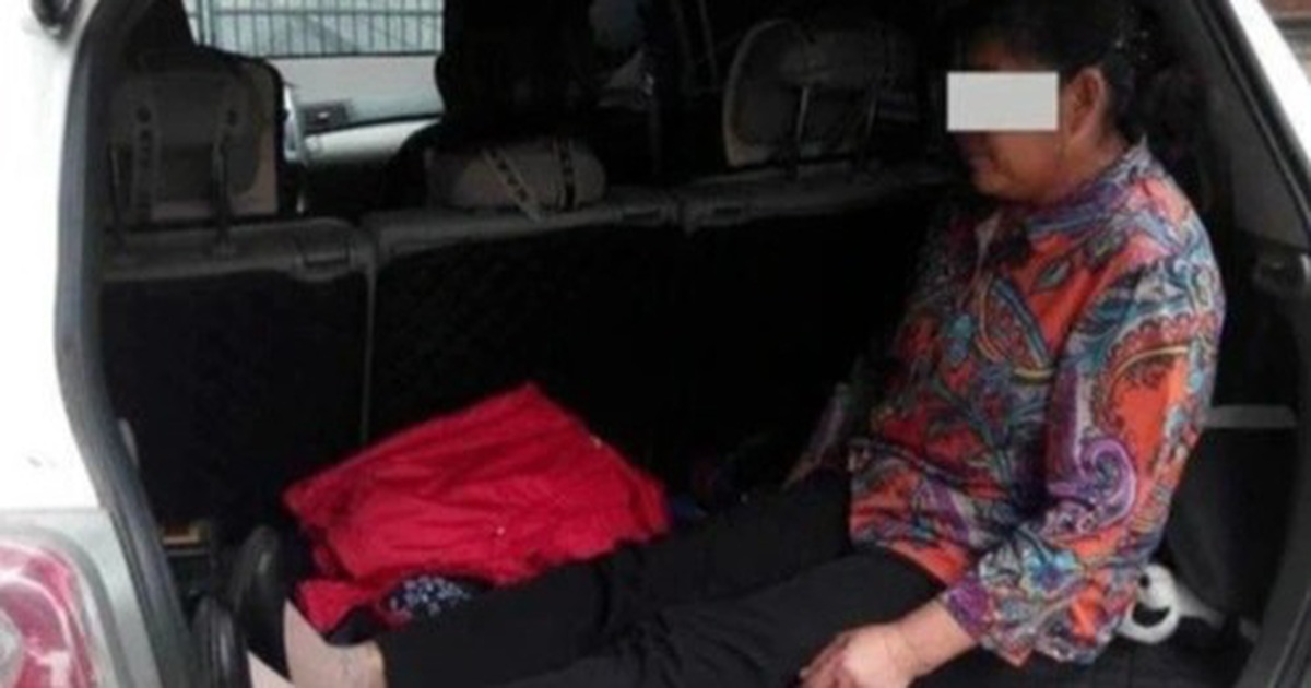 A son lets his elderly mother sit in the trunk of a car, the new reason is really surprising