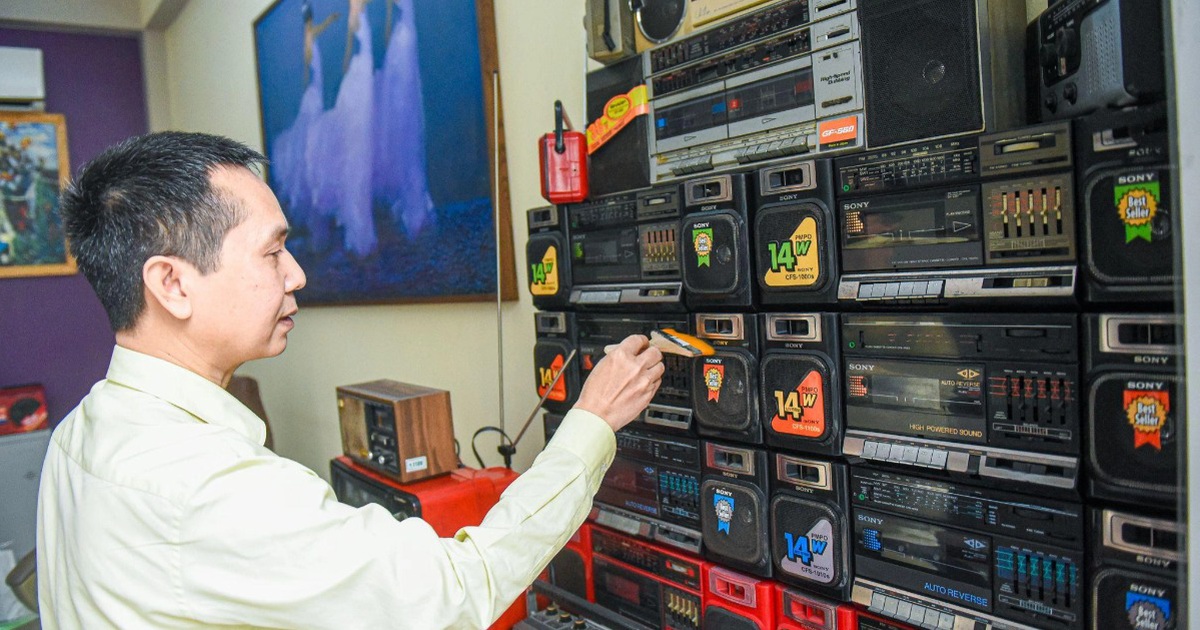 Man in Hanoi “hunts” for old radio speakers, “white night” online auction