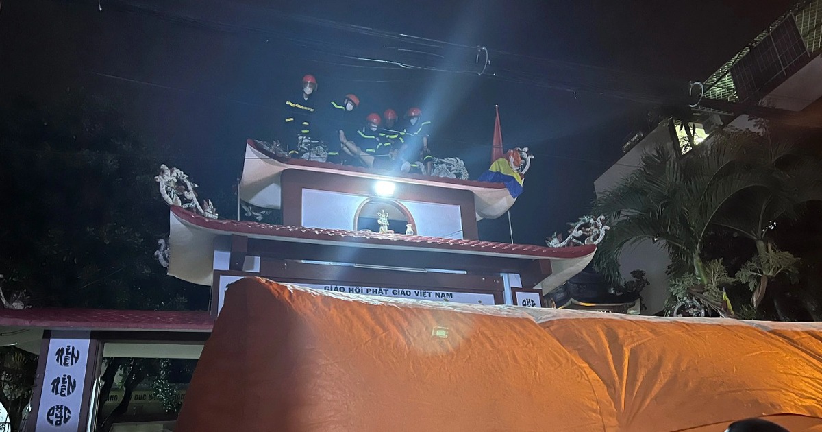 Giải cứu người phụ nữ leo tít lên cổng chùa múa gậy