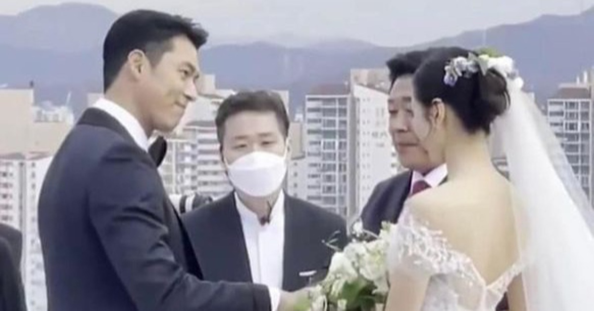 Heart fluttering at the moment Hyun Bin passionately looked at his wife Son Ye Jin