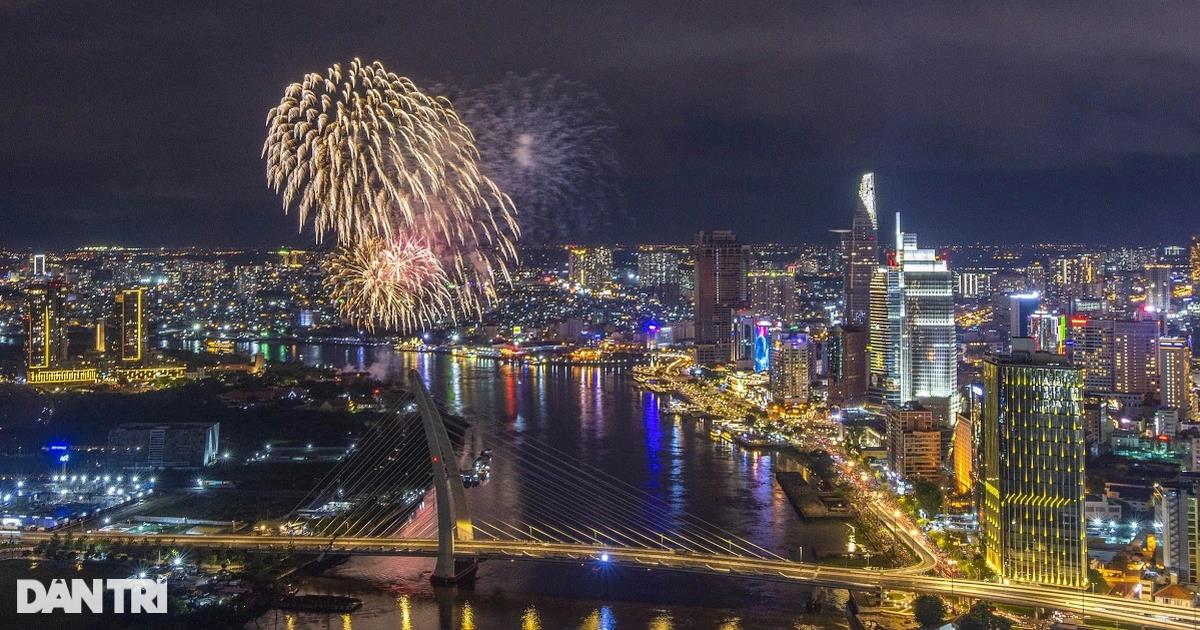 Fireworks light up the sky of Ho Chi Minh City to celebrate 47 years of national reunification