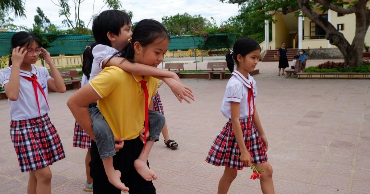 Thank you to the 4-year female student who carried a disabled friend to school