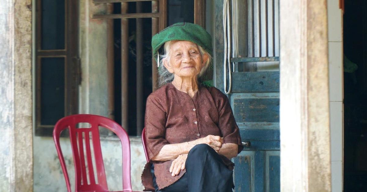 The oldest woman in Vietnam, with 114 descendants, still “sneaks” to…