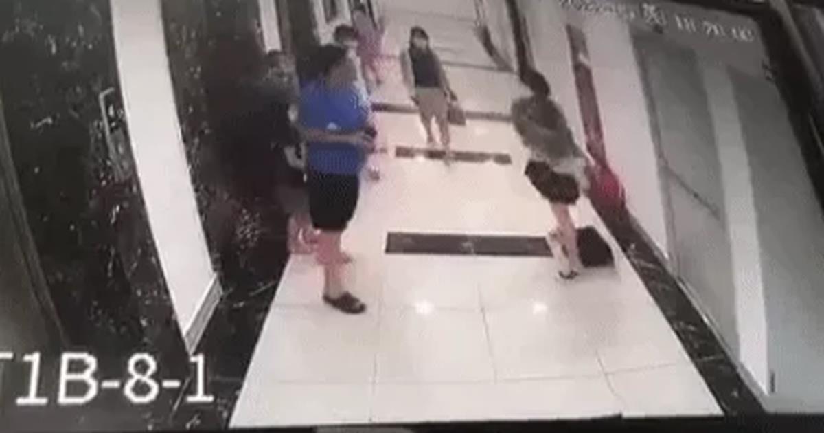 The man assaulted a woman traveling with an elevator in Hanoi