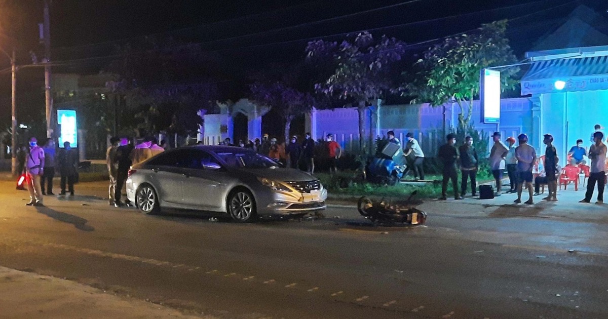 Vinh Long: The blue car of the Provincial Committee’s Office collided with a motorbike, one person died