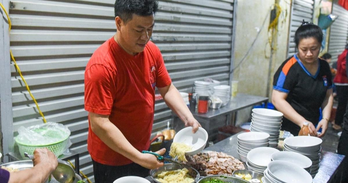 A 10-hour miracle “waiting noodle” shop, selling 500 bowls every night in Hai Phong
