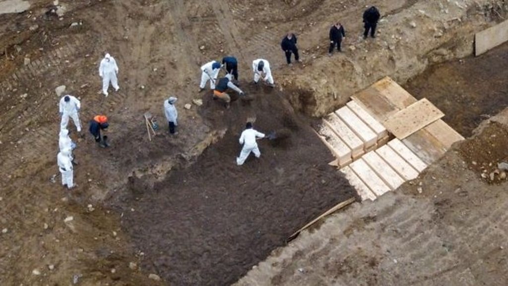 Coronavirus: New York using mass graves amid outbreak