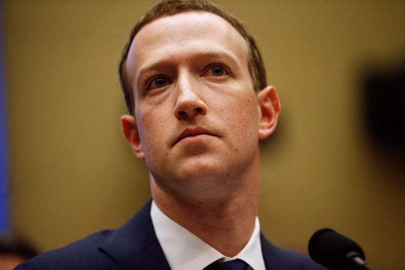 Hàng chục nhân viên Facebook đời đầu phản đối Mark Zuckerberg