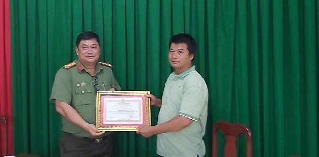 Nghe VietNamNet: Khen thưởng người đàn ông giúp công an bắt tội phạm