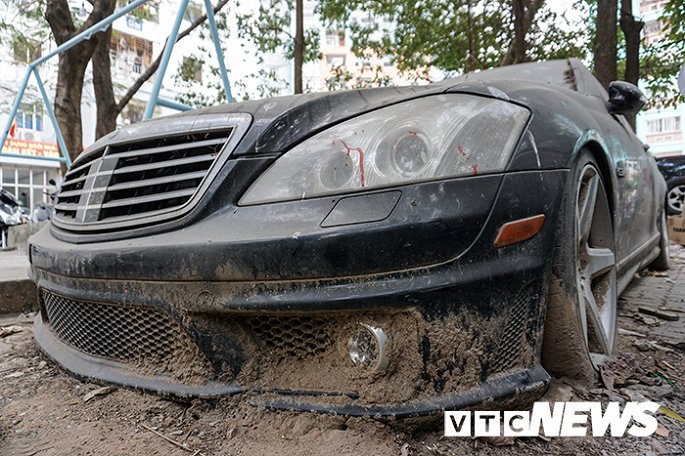 Xe sang Mercedes-Benz gan chuc ty dong bi bo hoang giua Ha Noi hinh anh 4