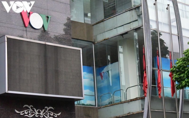 national flags flown at half-mast to mourn former party leader le kha phieu hinh 13