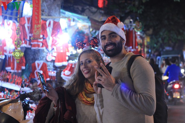 hanoi’s streets lit up with array of festive christmas decorations hinh 11