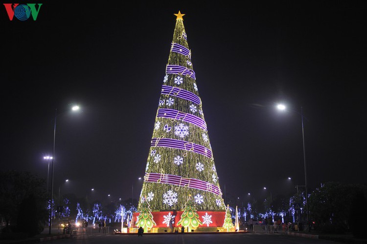 hanoi’s streets lit up with array of festive christmas decorations hinh 13