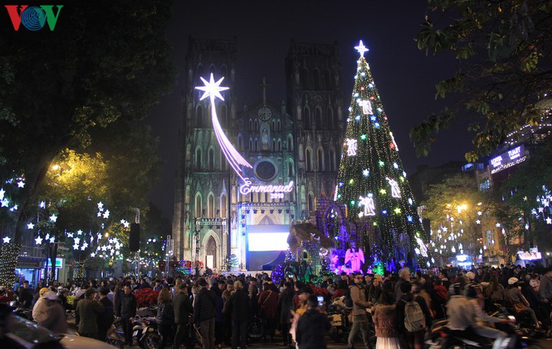 hanoi’s streets lit up with array of festive christmas decorations hinh 1