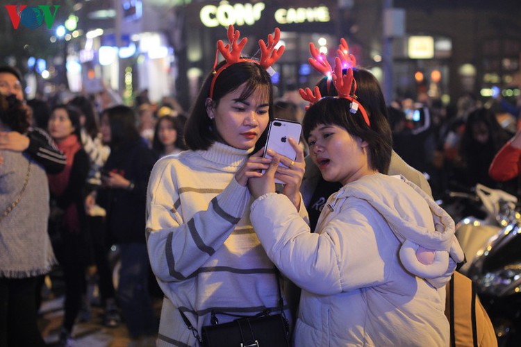 hanoi’s streets lit up with array of festive christmas decorations hinh 2