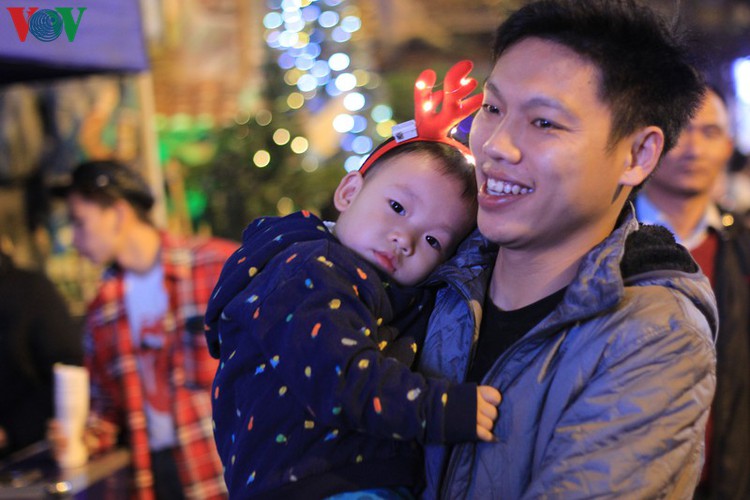 hanoi’s streets lit up with array of festive christmas decorations hinh 3