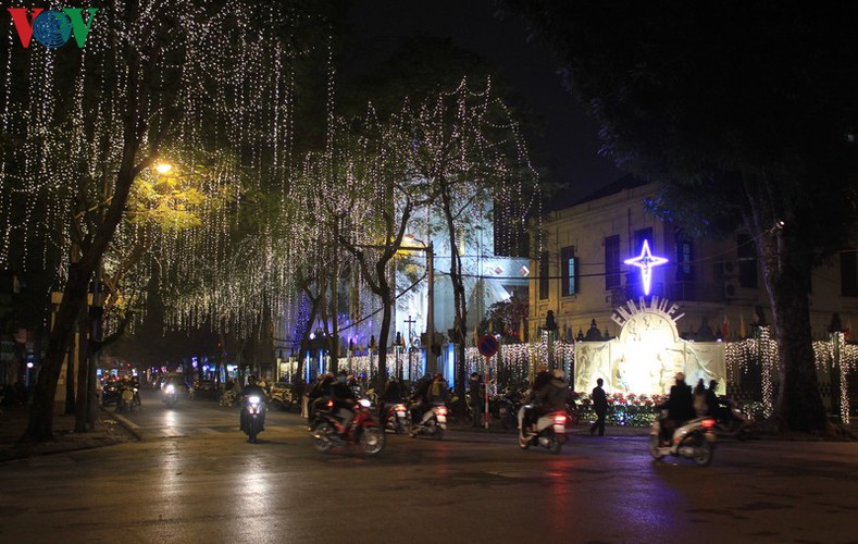 hanoi’s streets lit up with array of festive christmas decorations hinh 6