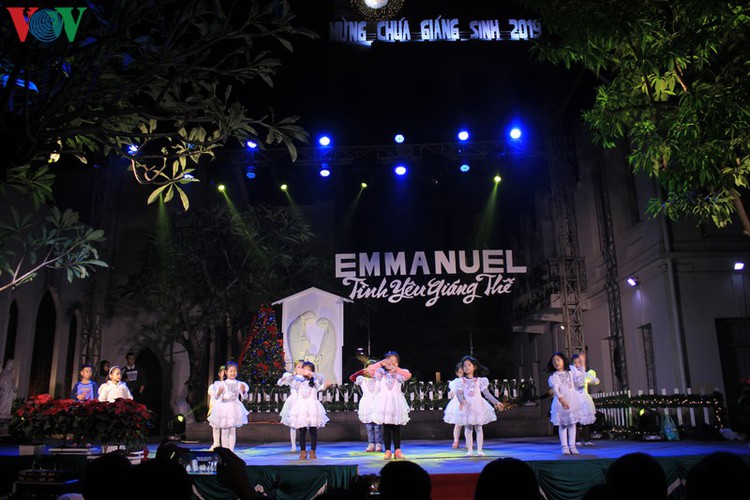 hanoi’s streets lit up with array of festive christmas decorations hinh 8