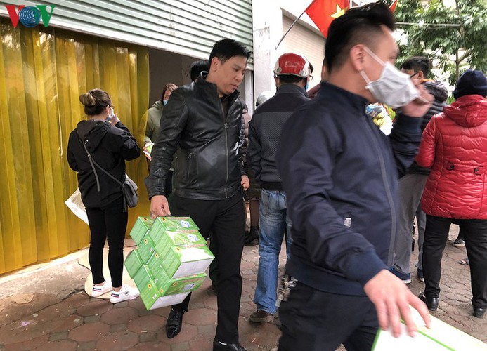 people queue up to buy medical masks at standard price hinh 12