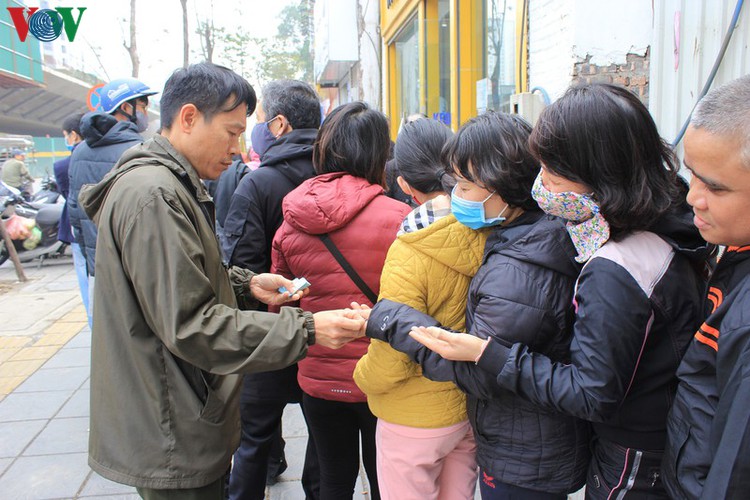face masks in demand amongst hanoians to prevent spread of ncov hinh 8