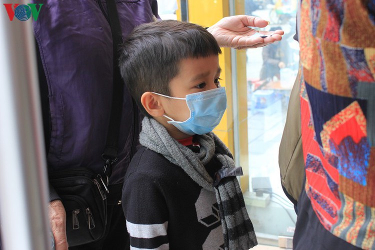 face masks in demand amongst hanoians to prevent spread of ncov hinh 10