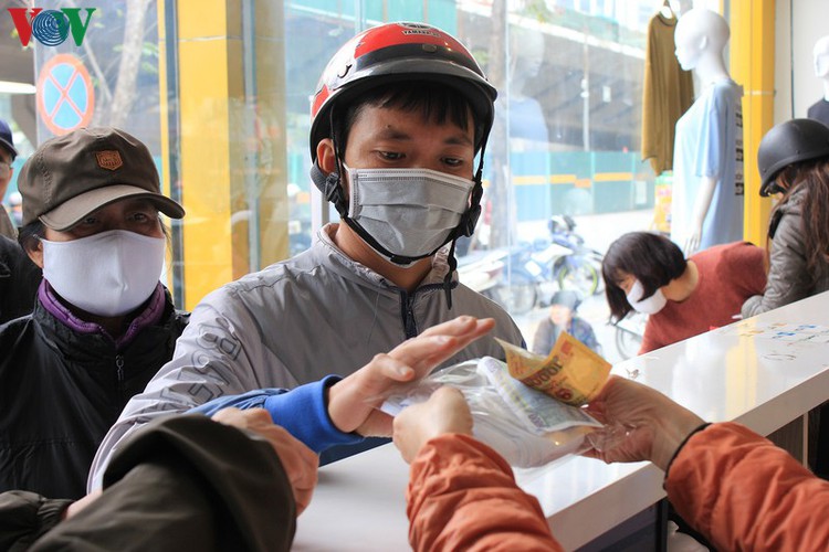 face masks in demand amongst hanoians to prevent spread of ncov hinh 12