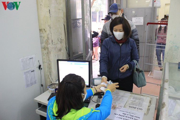 face masks in demand amongst hanoians to prevent spread of ncov hinh 4