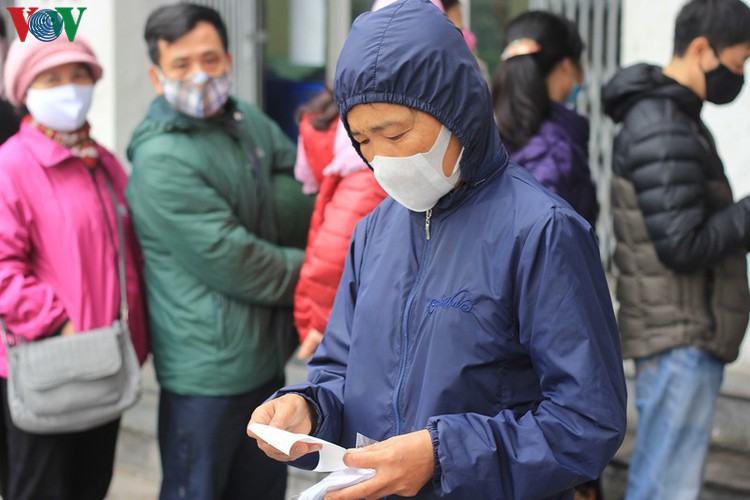 face masks in demand amongst hanoians to prevent spread of ncov hinh 6